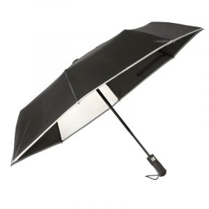 Avattu sateenvarjo ikkunalla ja heijastinnauhalla.